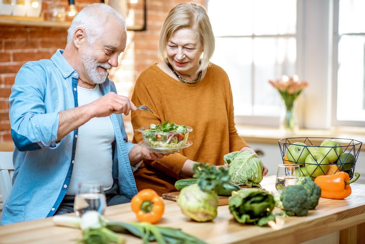 why do elderly need a healthy diet